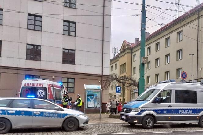 Autobus potrącił dziecko w Tychach. Dziewczynka została zabrana do szpitala