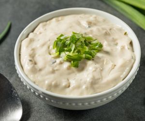 Aromatyczny dip cebulowy to hit każdej imprezy. Pasuje do masy dodatków