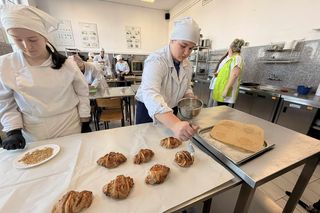 Uczniowie grudziądzkiego Gastronomika przygotowali rogale na Św. Marcina