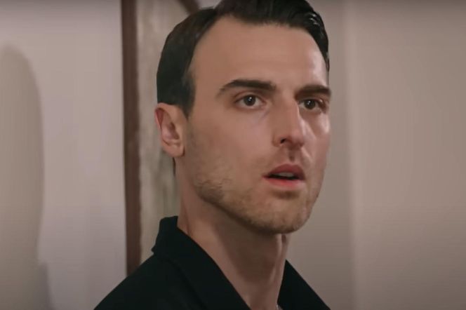 Rozmowie rodzeństwa z ukrycia przysłuchuje się Alper 