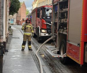 Pożar w Jaworze. Strażacy i policjanci uratowali mężczyznę z zadymionego mieszkania