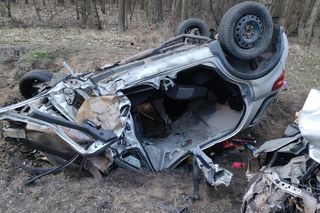 Dramatyczny wypadek. Samochody zderzyły się czołowo. Jedna osoba zakleszczona we wraku