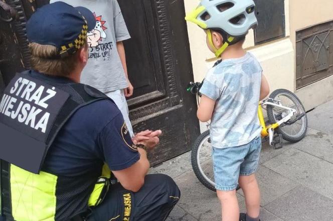 Przerażające chwile na Starym Mieście w Warszawie. Uratowali życie czterolatka pędzącego rowerkiem po ruchliwej ulicy