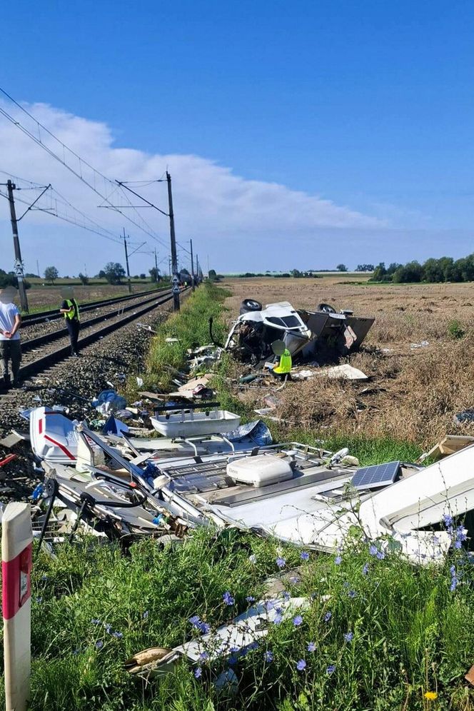 Gronówka. Śmiertelny wypadek na przejeździe kolejowym. Zderzenie kampera z pociągiem osobowym [ZDJĘCIA].