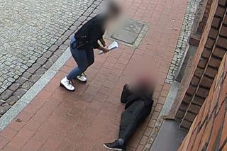Wyszedł z komisariatu w Chełmży i runął na chodnik. Bohaterowie ruszyli mu na ratunek 