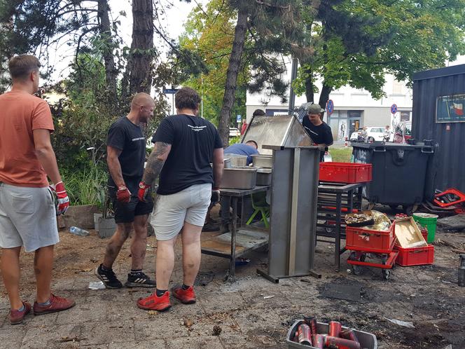 Wielkie straty i sprzątanie po pożarze restauracji Pastrami Summer w Lesznie