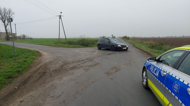 Rozwalił autem ogrodzenie i budynek. Młody kierowca jechał za szybko