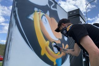 Szwedzki tworzy graffitti z postacią Szwedzika