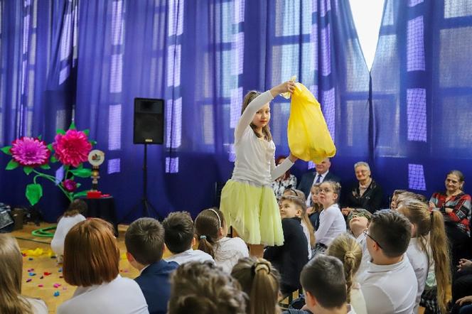 ZOBACZ zdjęcia z inscenizacji ekologicznej z okazji Dnia Ziemi w wykonaniu uczniów siedleckiej Dziesiątki