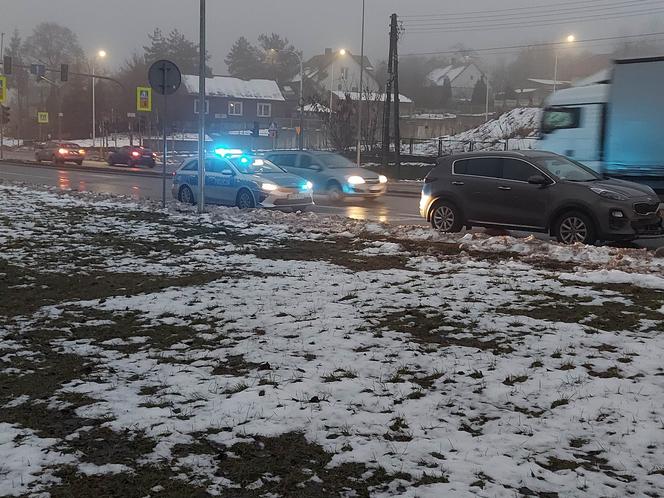 Na skrzyżowaniu ulic Radomskiej, Kieleckiej i Niepodległości zderzyły się dwie osobówki