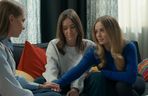 Barwy szczęścia, odcinek 3149. Ewa Poraj (Nicole Bogdanowicz), Madzia (Natalia Sierzputowska), Oliwka (Wiktoria Gąsiewska) 