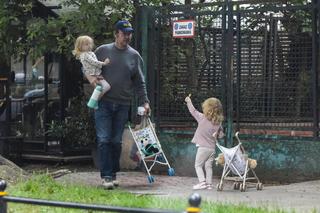  Bartłomiej Topa z córkami na spacerze