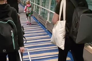 Rodzina pięcioraczków już w Tajlandii. Pokazali dom z basenem