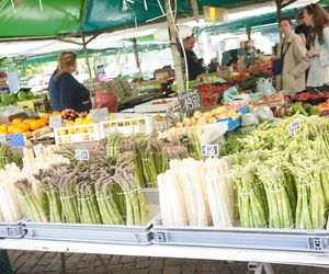 Wiosenne warzywa i owoce na poznańskich targowiskach