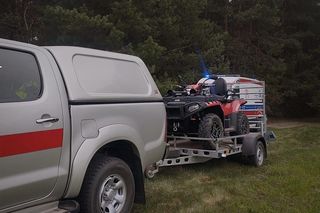 Kobieta spadła z konia pod Radomskiem. Strażacy nieśli ją na noszach 0,5 kilometra [ZDJĘCIA].