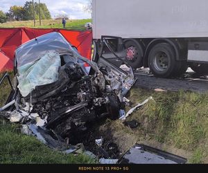 Osobówka zmiażdżona przez tira. W środku zakleszczony 40-latek. Nie udało sięgo ocalić