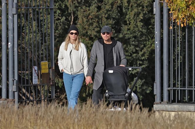 Krzysztof Ibisz z rodziną na spacerze