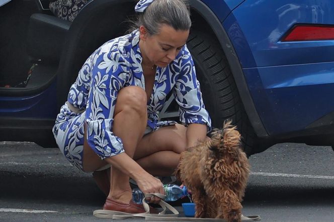 Anna Mucha nawadnia psa