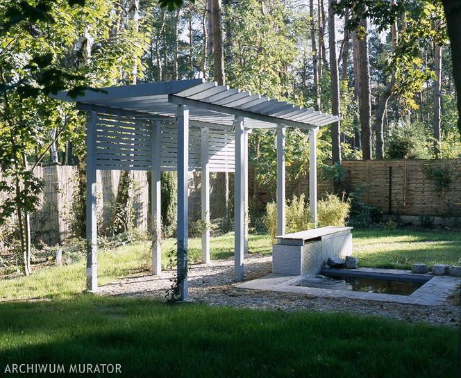 Pergola w ogrodzie