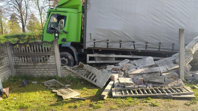 Wypadek w Łagowie koło Kielc. Ciężarówka staranowała ogrodzenie i uderzyła w budynek gospodarczy