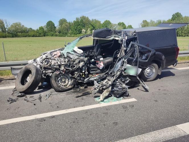 Zielona Góra. Nie żyje kierowca busa! Jego auto zostało rozerwane po zderzeniu z ciężarówką