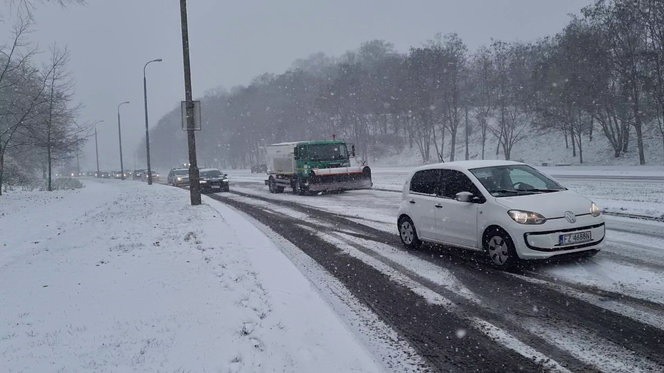 Drogi w Gorzowie zasypane śniegiem. Kierowcy mają duże problemy