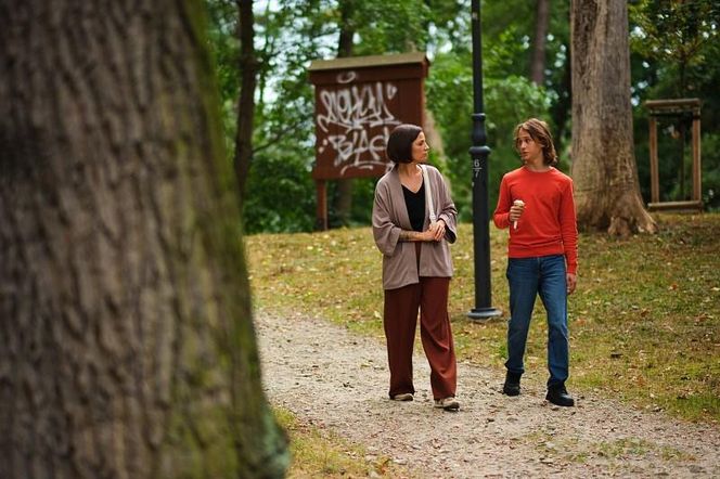 “Pierwsza miłość”: Kinga przypadkowo spotyka Janka i Lilkę na spacerze z Polą… Ten widok łamie jej serce