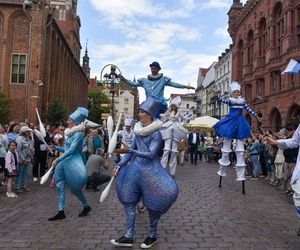 Kolorowa parada na otwarcie Dni Torunia. Przeszła przez serce toruńskiej starówki