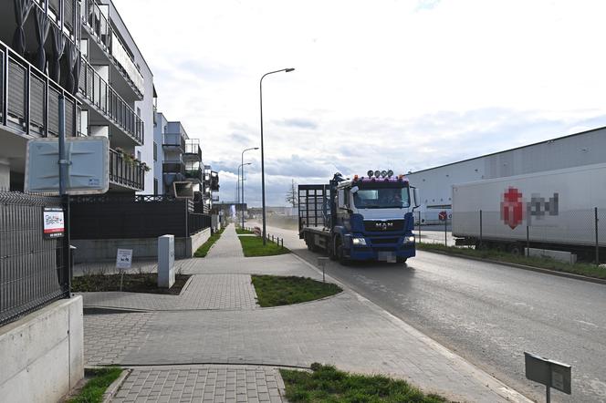  Ciężarówki nie dają żyć mieszkańcom osiedla na Białołęce. "To jest makabra" 