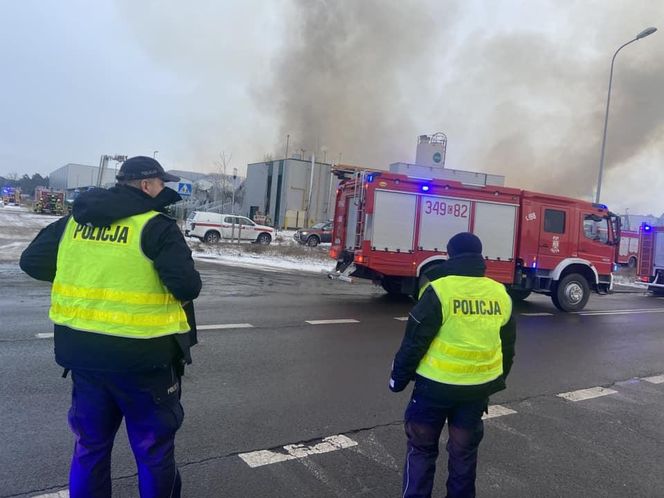 Strażacy wciąż dogaszają halę w Bydgoszczy. Przed nimi jeszcze wiele godzin pracy