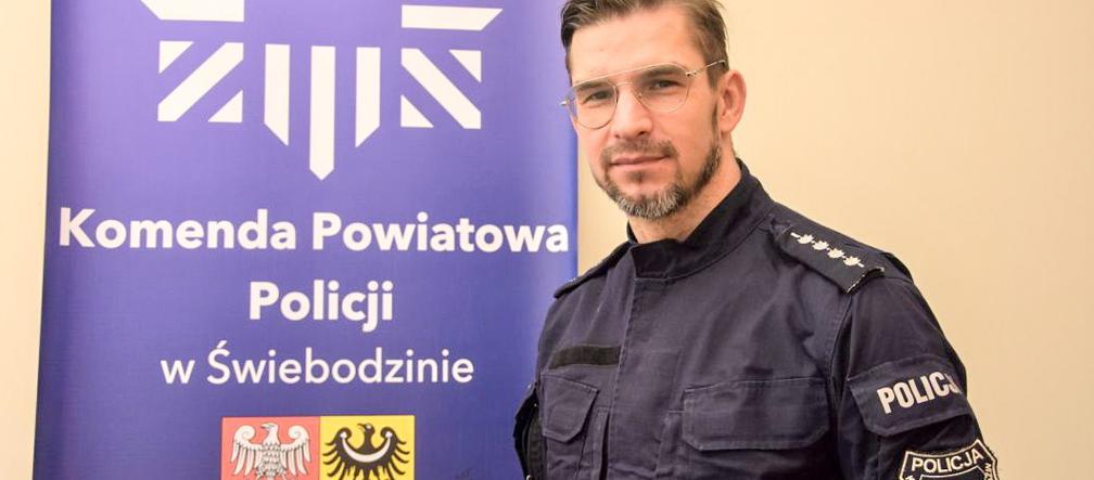 Policjant wskoczył do lodowatej wody, by uratować tonącą kobietę