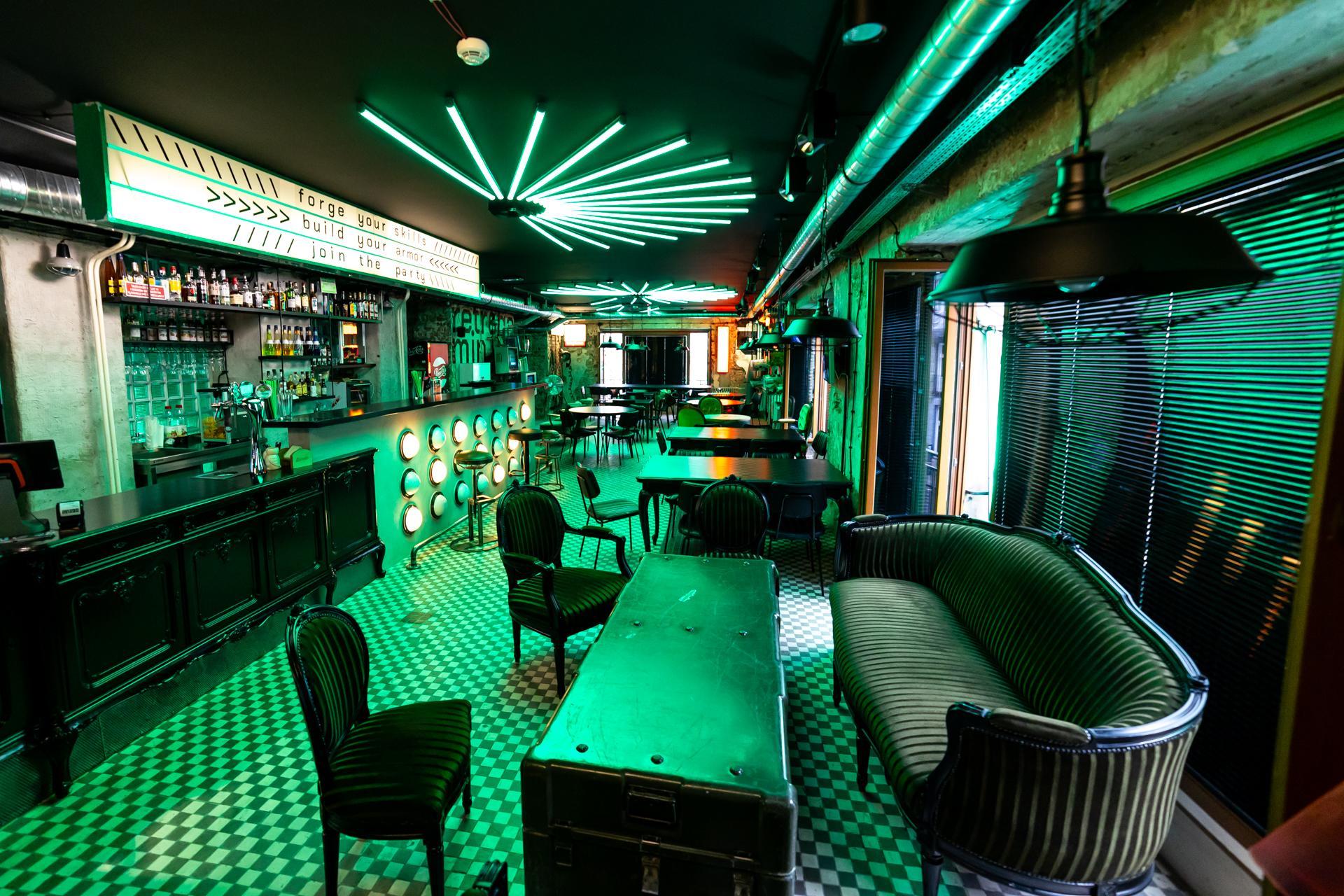 Pub H.4.0.S. Warszawa – sala z kanapą