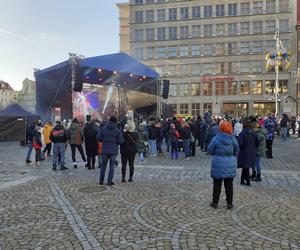 WOŚP 2024 we Wrocławiu. Cały Rynek i ludzie w serduszkach [ZDJĘCIA]