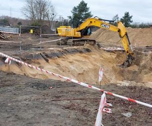 Tam, gdzie będzie nowy bydgoski McDonald's, na razie jest dziura w ziemi. Kiedy koniec prac? [ZDJĘCIA]