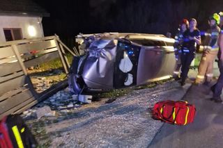 Nastolatek ukradł auto i je rozbił. Uciekł, zanim świadkowie dobiegli do leżącego na boku audi