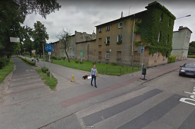 Policyjny pościg za piratem drogowym w taksówce - w centrum Leszna między pieszymi