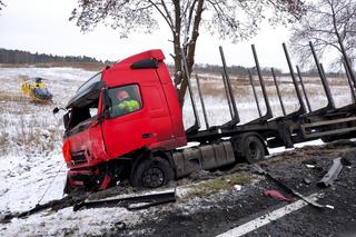 Makabryczny wypadek pod Żarami! Trzy osoby, w tym dziecko, zginęły w zderzeniu z tirem [ZDJĘCIA