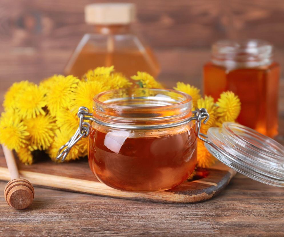 Syrop z mniszka lekarskiego – domowy eliksir na przeziębienie i nie tylko! Jak go zrobić krok po kroku?