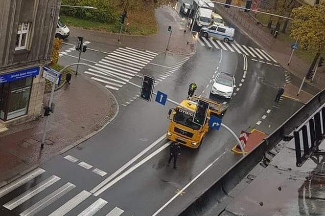Katowice. Samochód elektryczny rozładował się na środku skrzyżowania i zablokował centrum miasta