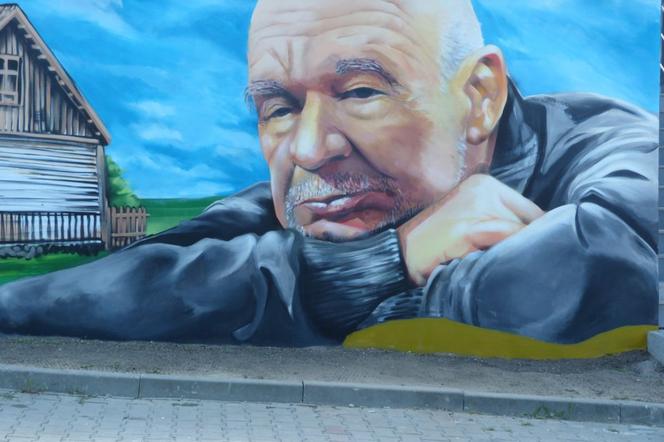 W Mniowie można oglądać mural ku pamięci Ryszarda Kotysa. Znany aktor spędził tu swoje dzieciństwo