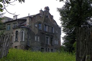 Ta wieś na Mazurach „pamięta” średniowiecze. Z tamtejszym dworem wiąże się zaskakująca legenda