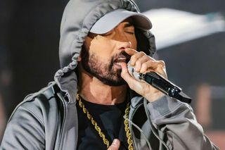 Eminem wrócił na scenę po śmierci matki. Zmienił tekst jednej z piosenek