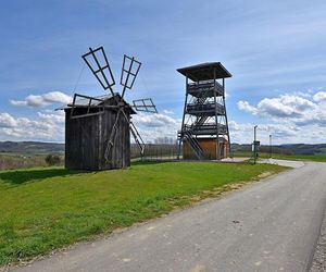 Wiatrak koło wieży