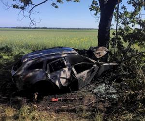 Śmiertelny wypadek pod Oławą. Kierowca mazdy zginął w płomieniach