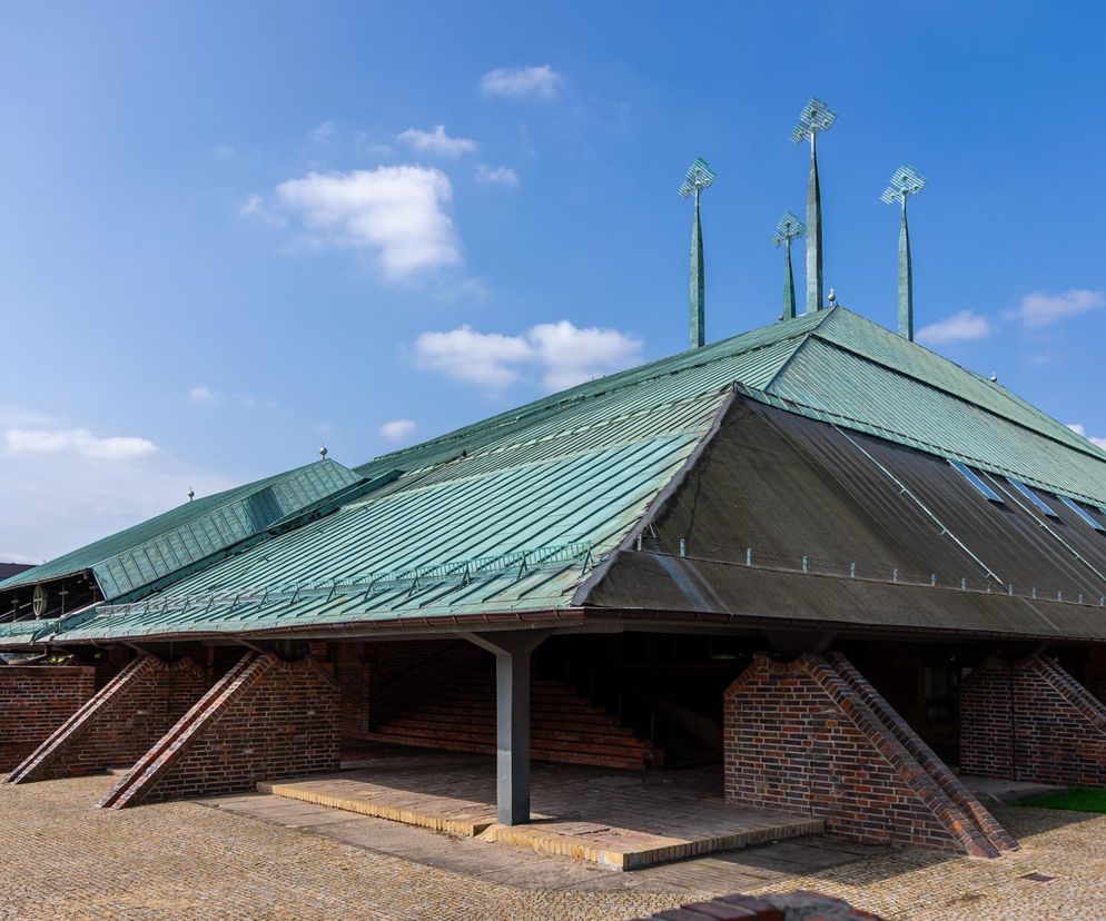 Ma kształt namiotu. To nawiązanie do czasów biblijnych i polskich kościółków drewnianych