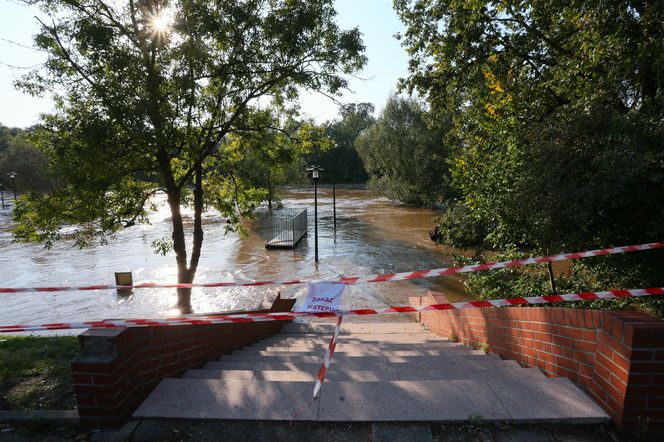 Rzeka Bóbr wdarła się na ulice Żagania