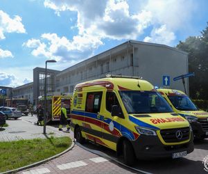 Pożar i wybuchy w mieszkaniu bloku w Tychach