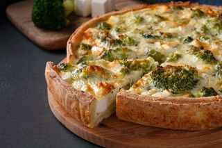 Z kruchego ciasta i brokułów robię pyszny obiad z piekarnika. Ten quiche smakuje obłędnie 