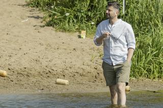 Poseł Śmiszek wykąpał tylko kolana 