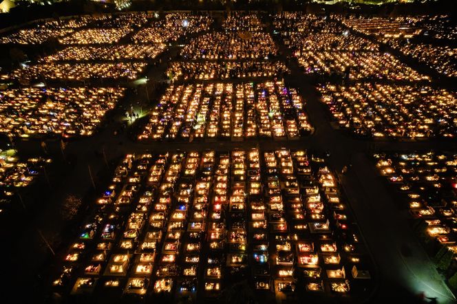 1 listopada na Cmentarzu Łostowickim w Gdańsku. Tak wygląda w dniu Wszystkich Świętych